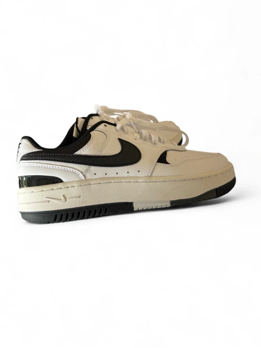 Nike Womens White and Black Low-Top Sneakers